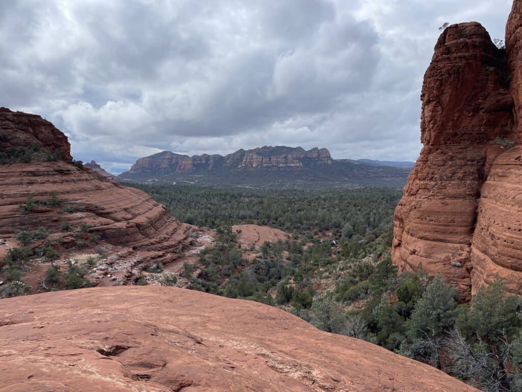 Red rock overlook view from Little Horse Trail in Sedona Arizona - photo by www.theplaceswherewego.com