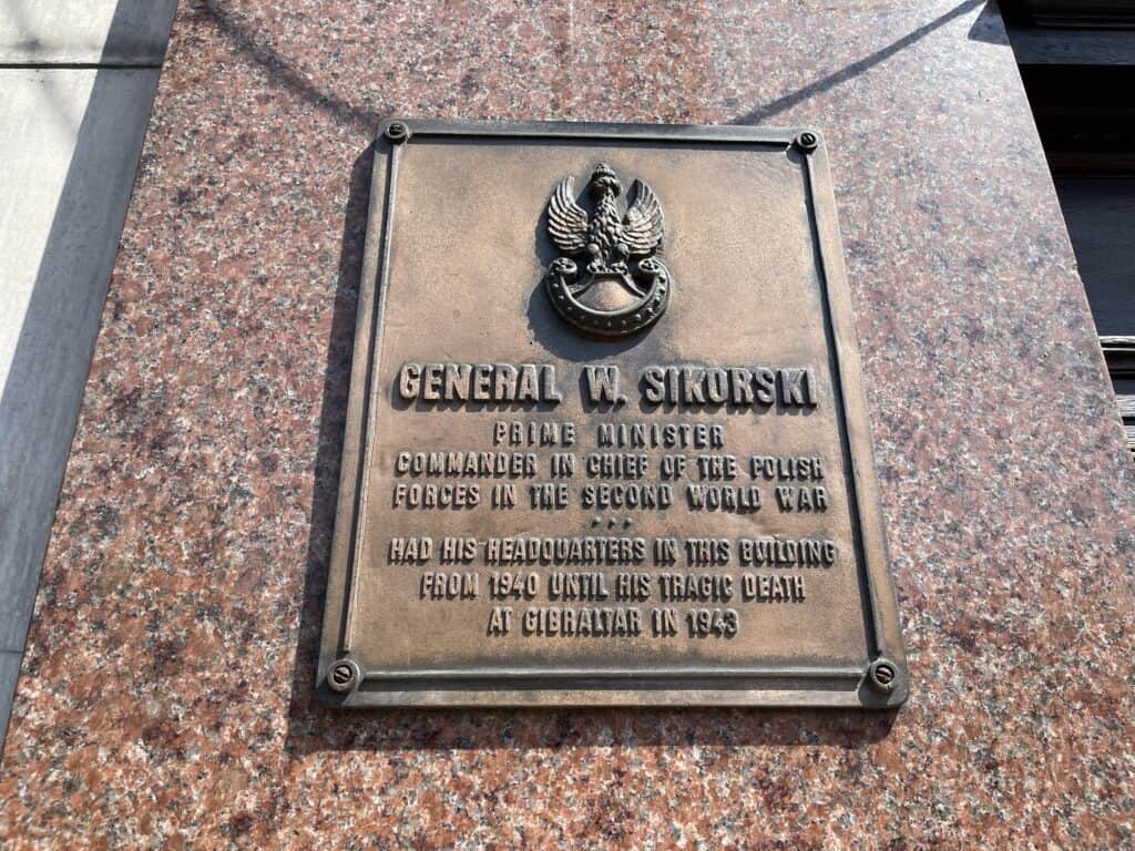 Generał Sikorski plaque in front of the Rubens Hotel in London